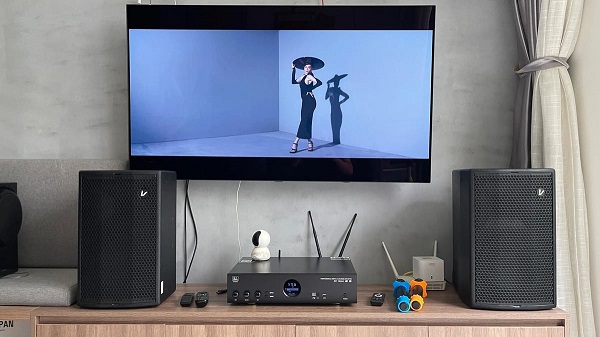 Treo Loa Hay Đặt Kệ